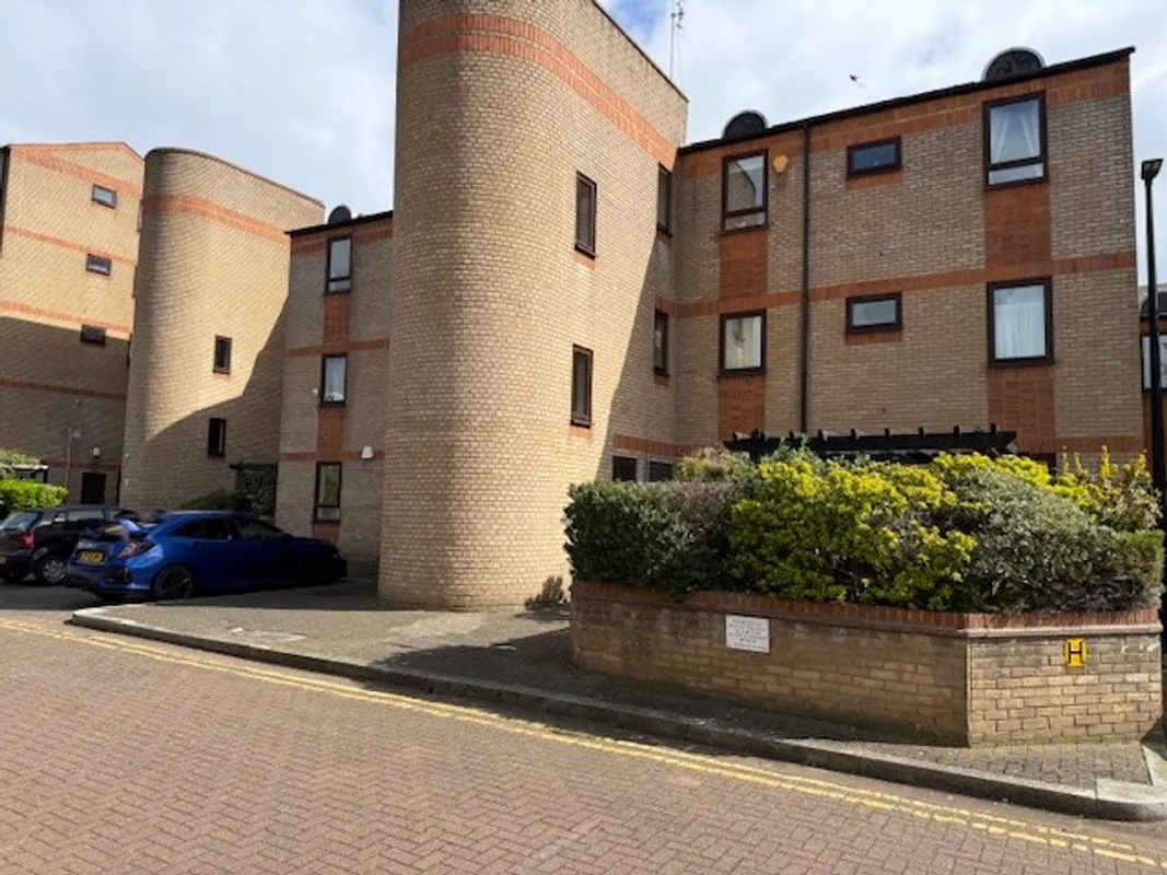 Flat Caledonian Wharf in Greater London