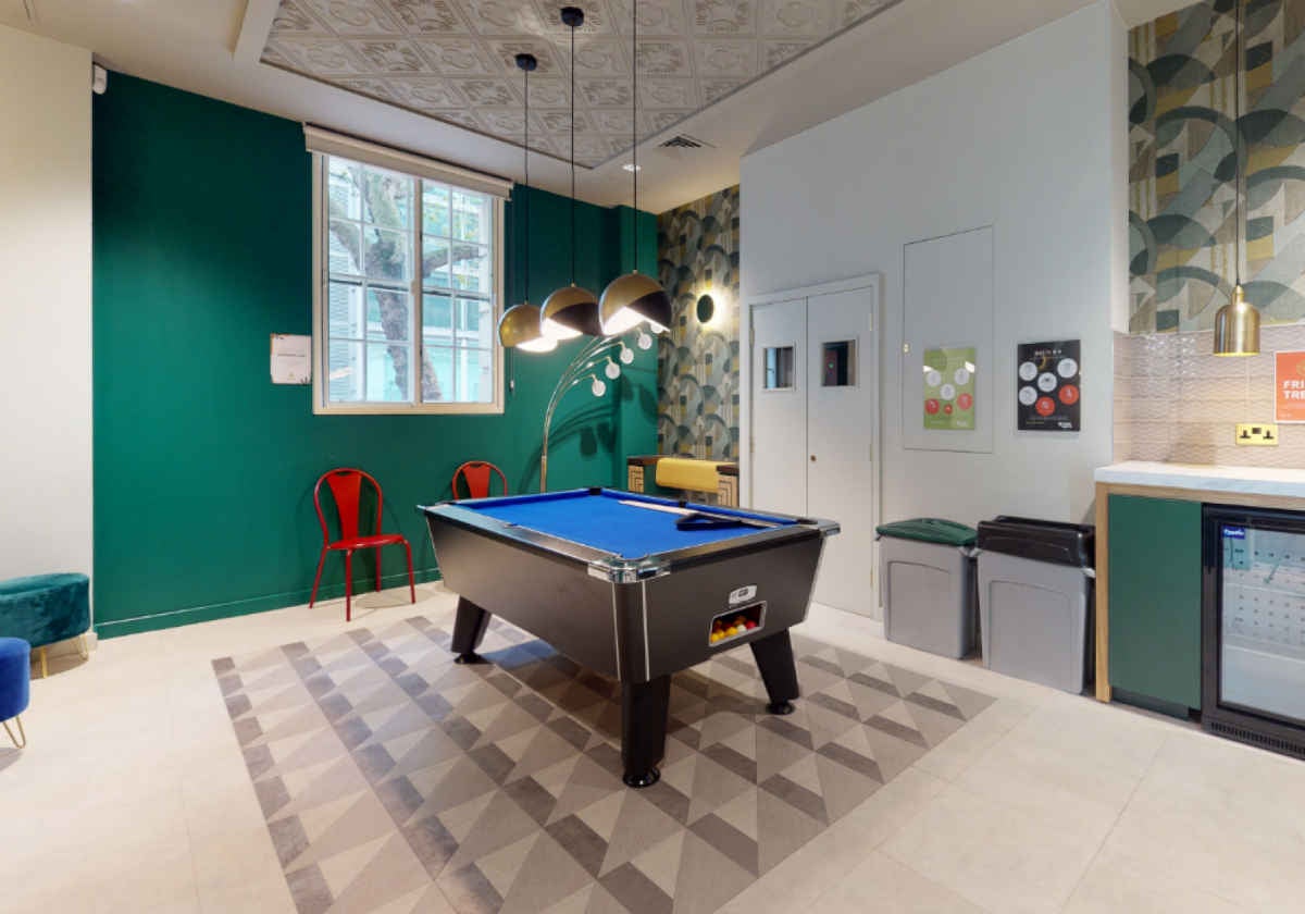 Room Euston Road in Greater London