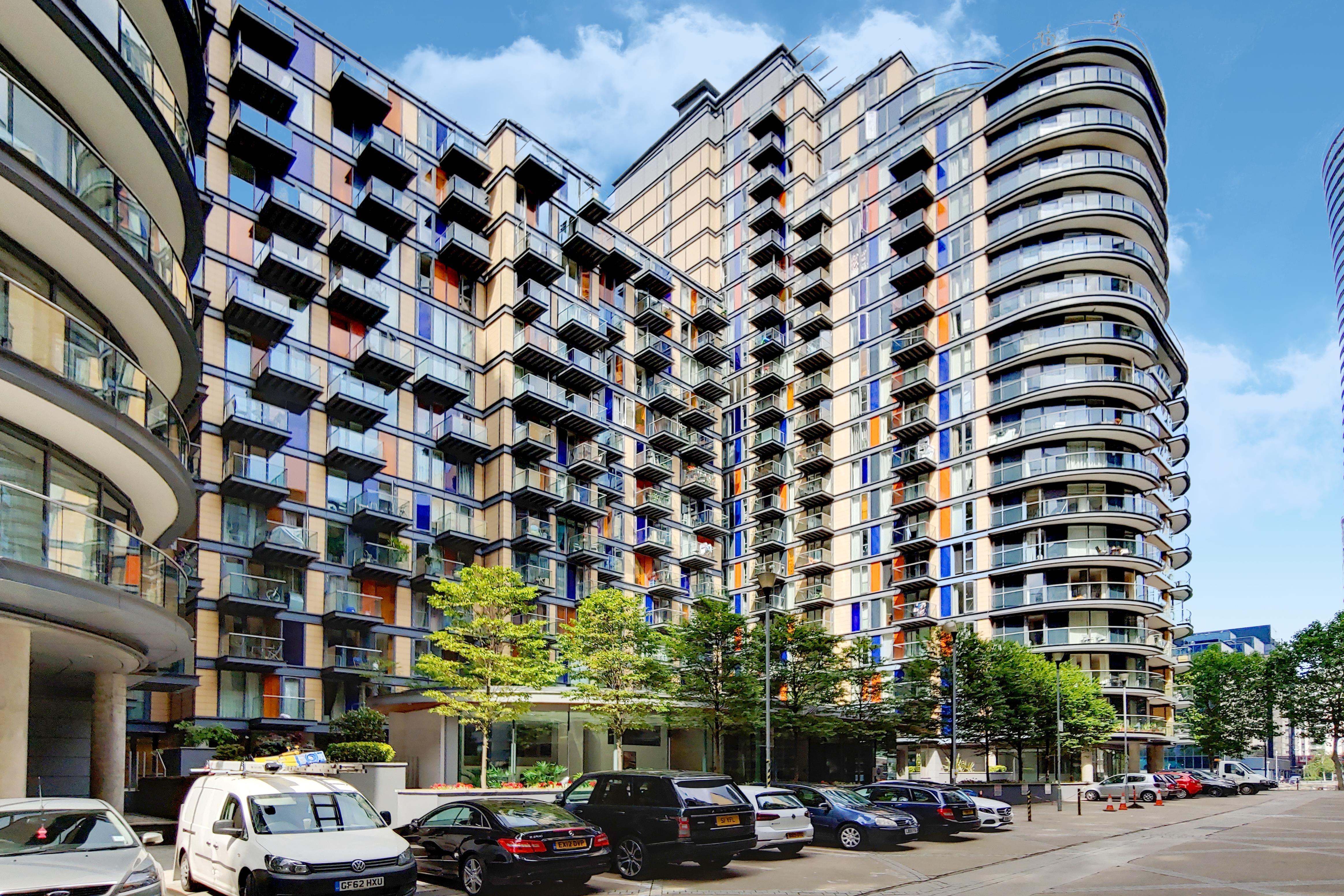 Flat Dockyard Lane in Greater London