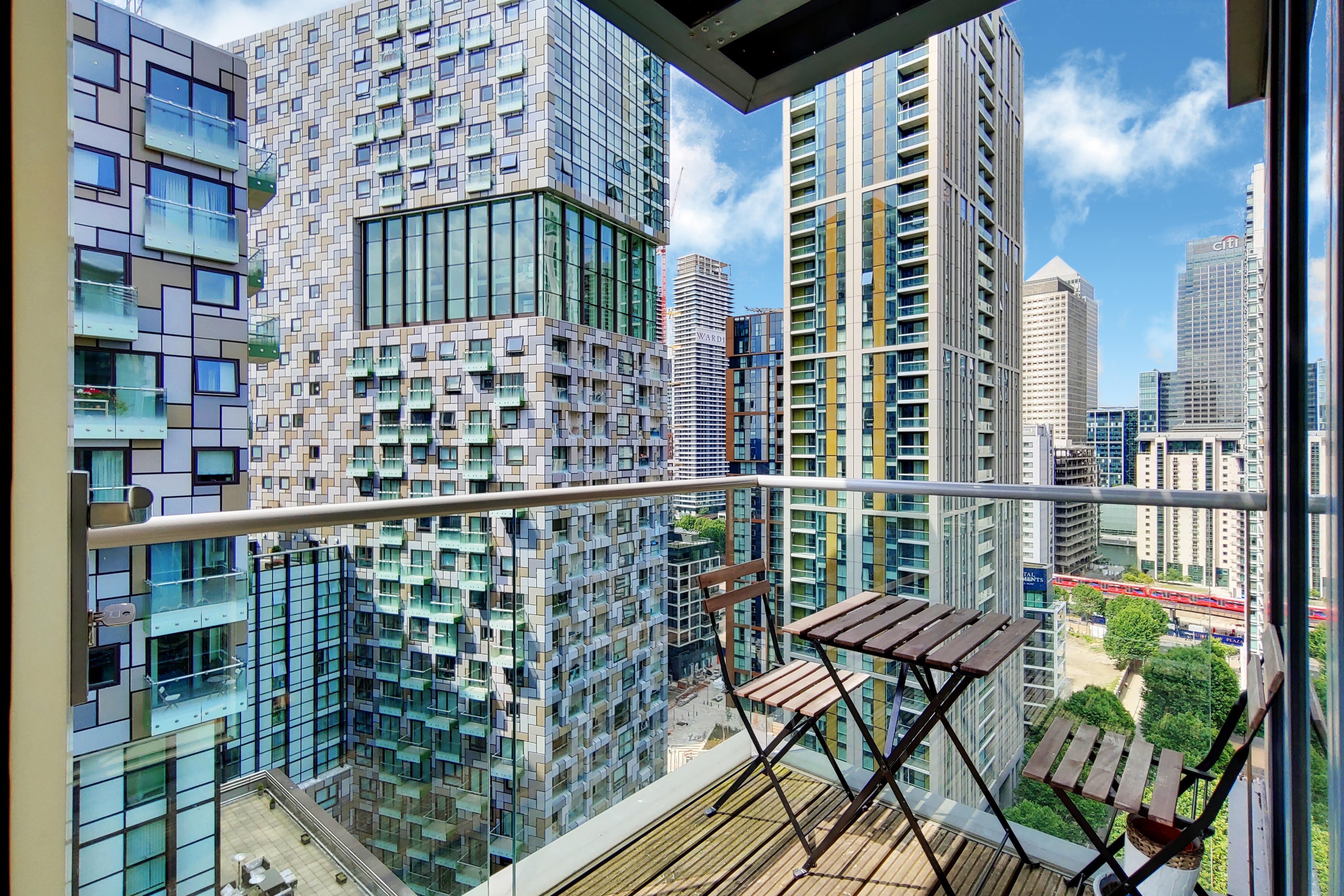 Flat Dockyard Lane in Greater London