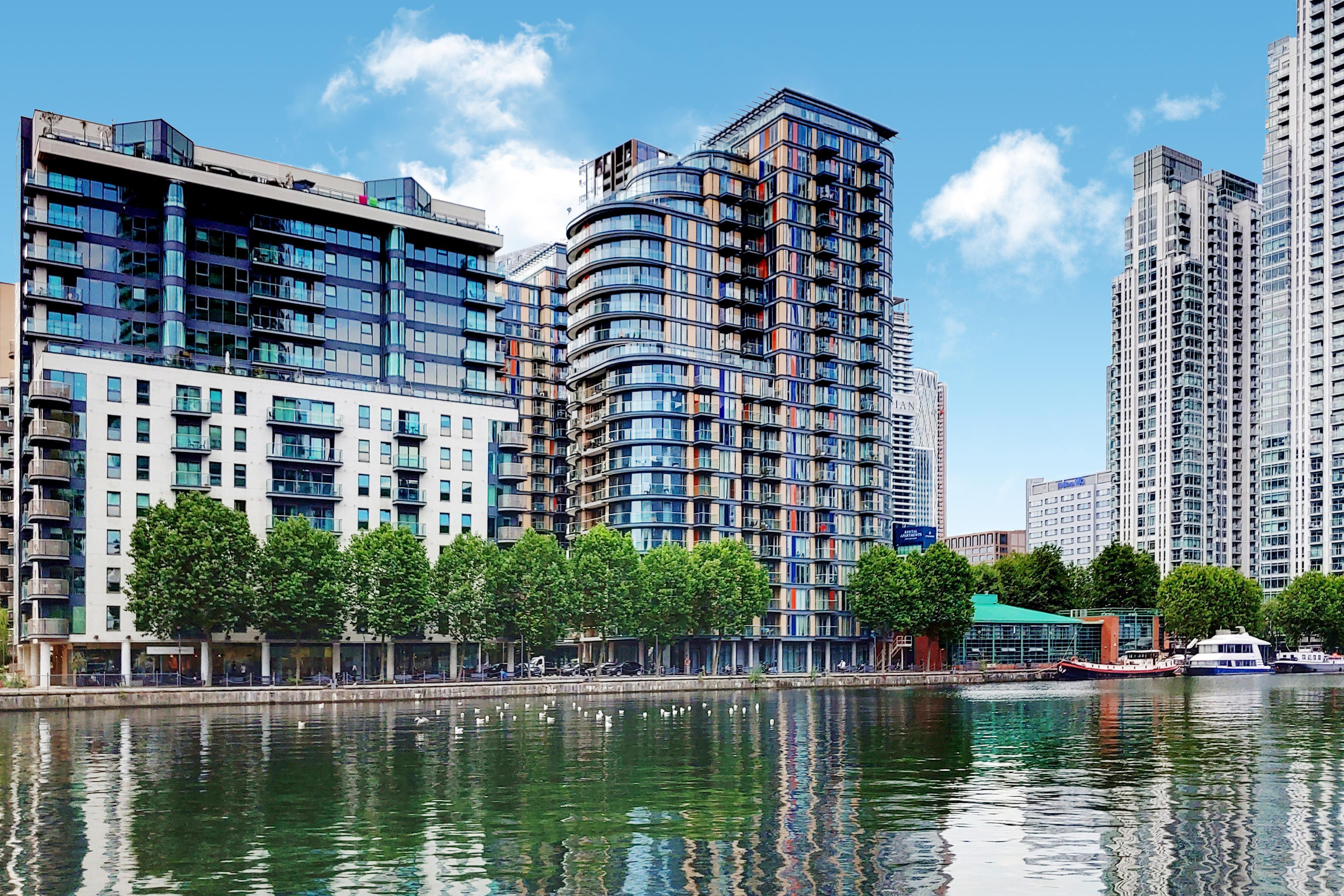Flat Dockyard Lane in Greater London