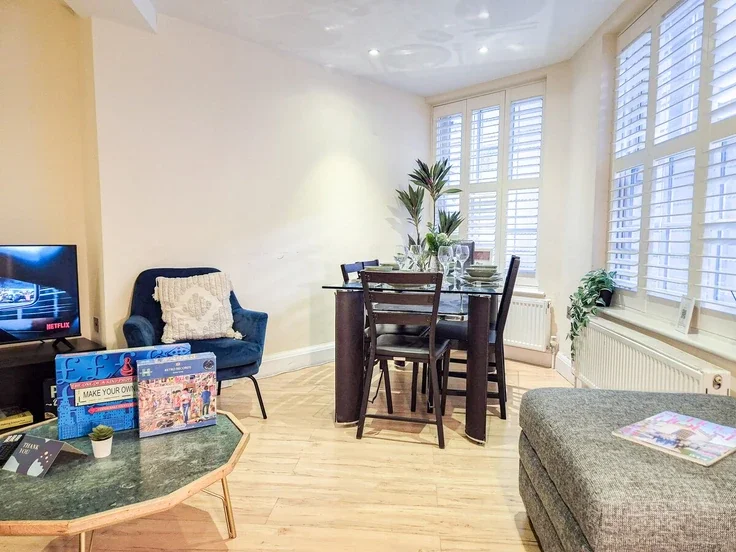 Flat Warwick Square in City of Westminster