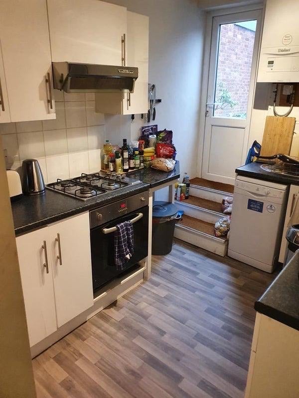 Room Garratt Lane in Greater London