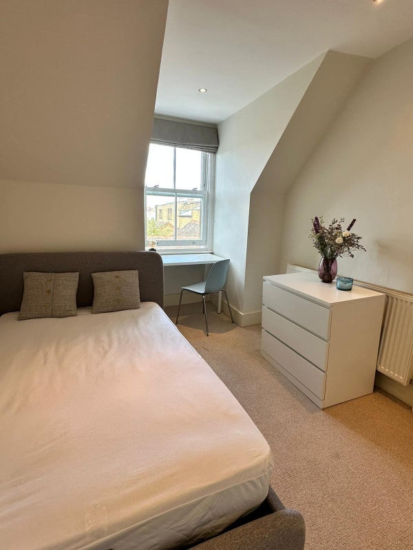 Room King's Road in Greater London