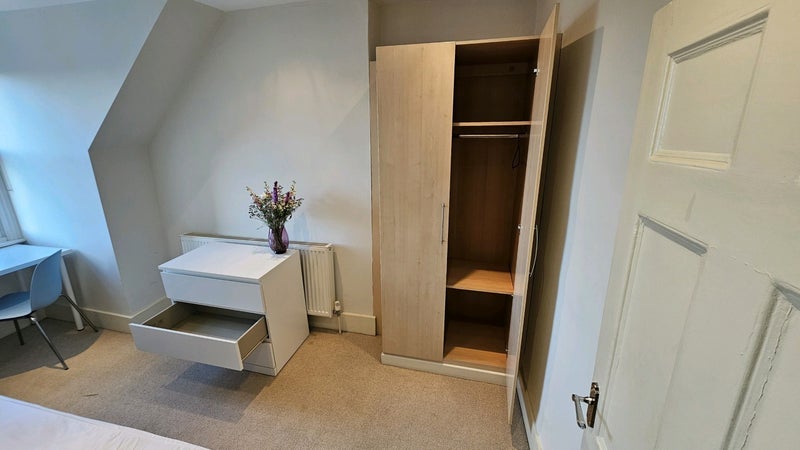 Room King's Road in Greater London