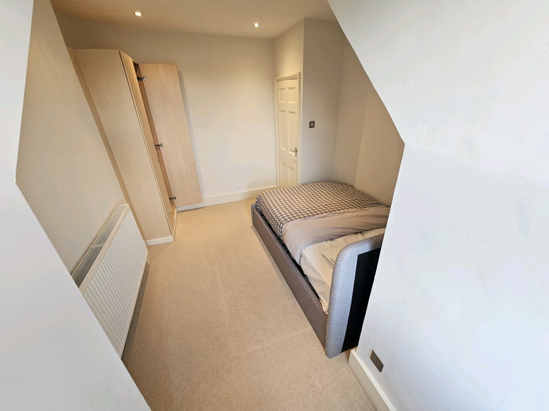 Room King's Road in Greater London