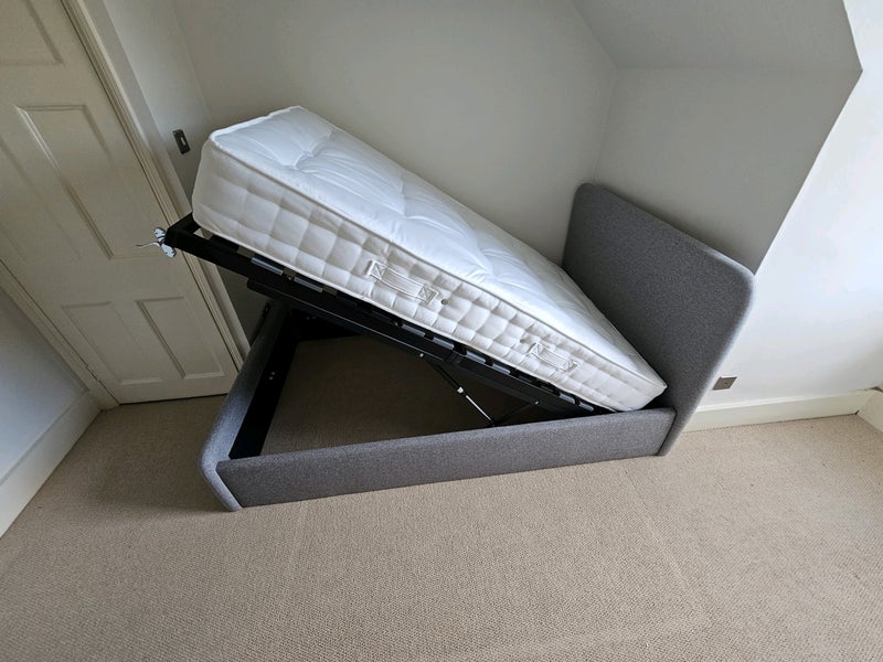 Room King's Road in Greater London