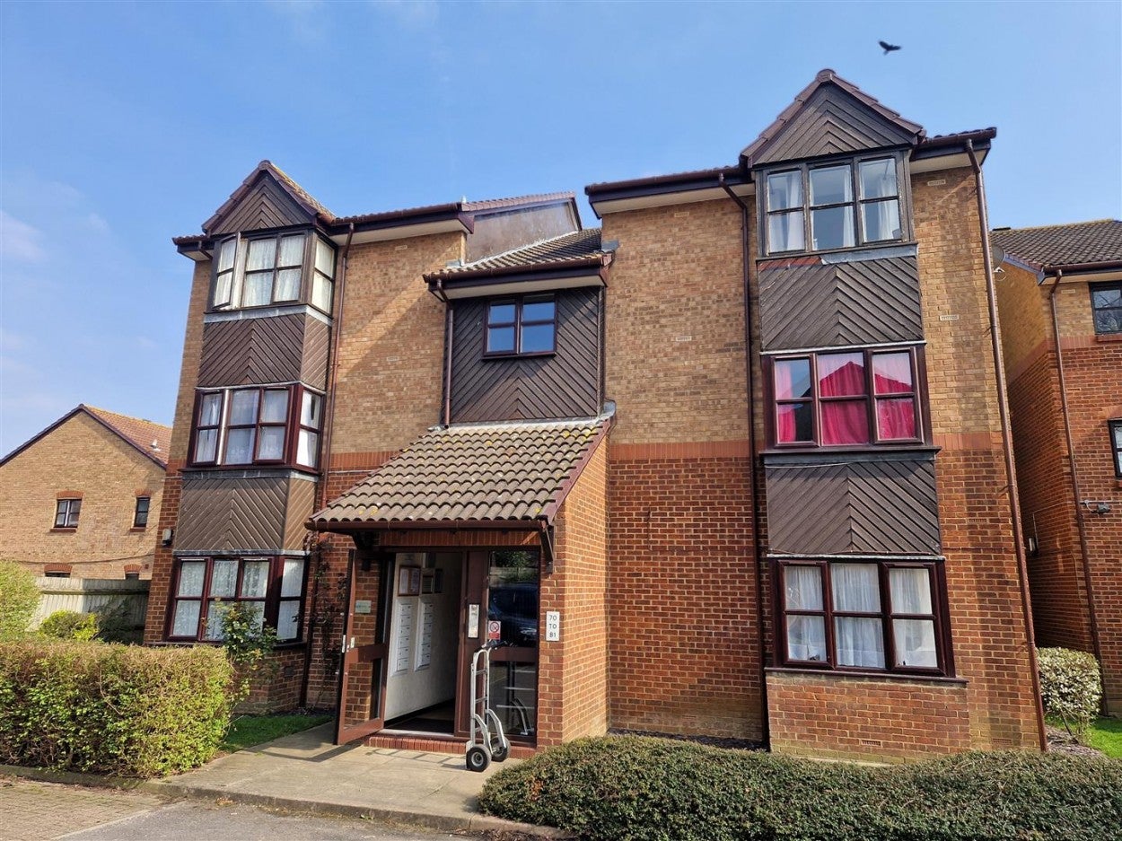 Flat Ash Walk in Greater London