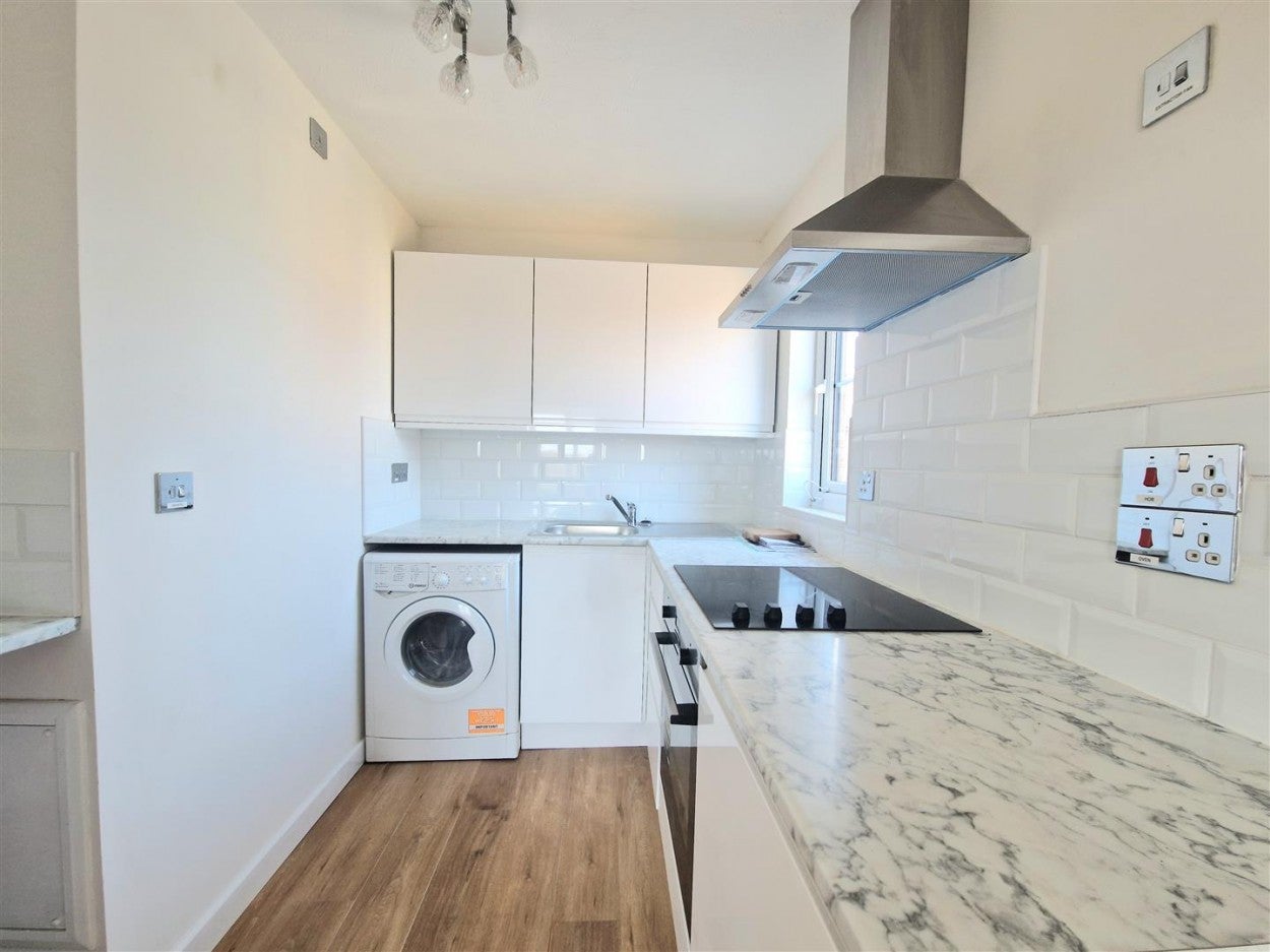 Flat Ash Walk in Greater London