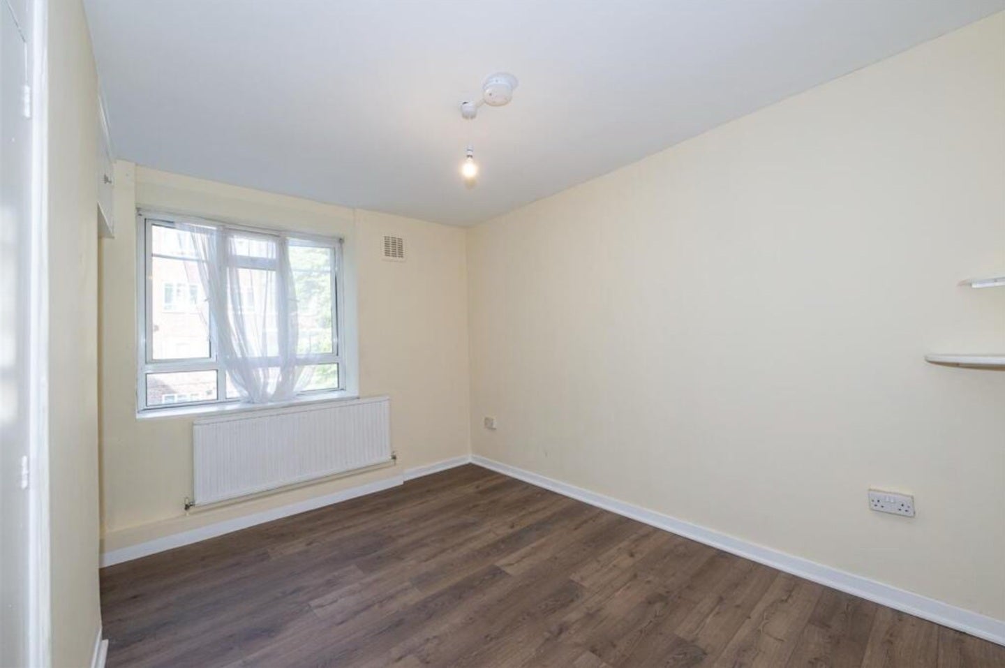 Room Dorando Close in Greater London
