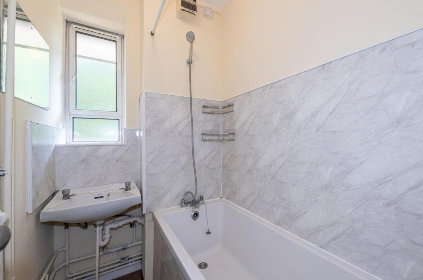 Room Dorando Close in Greater London