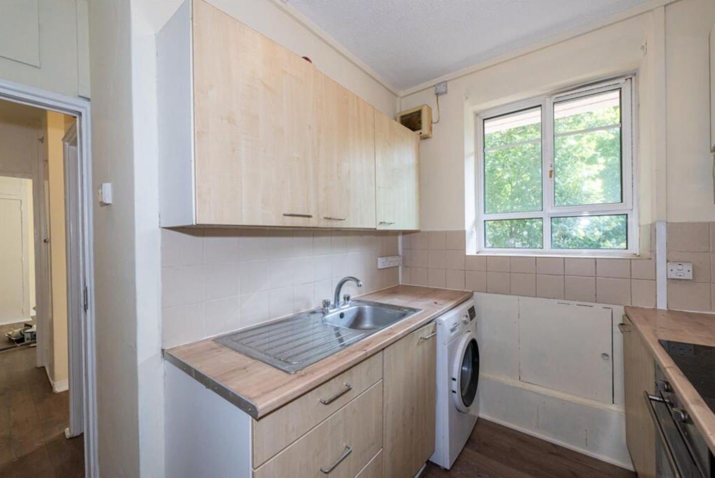 Room Dorando Close in Greater London