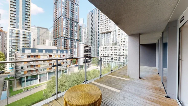 Flat Lincoln Plaza in Greater London