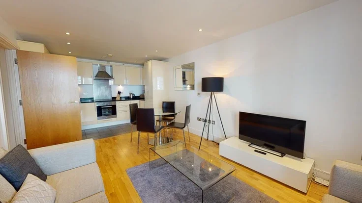 Flat Lincoln Plaza in Greater London