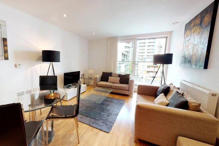 Flat Lincoln Plaza in Greater London
