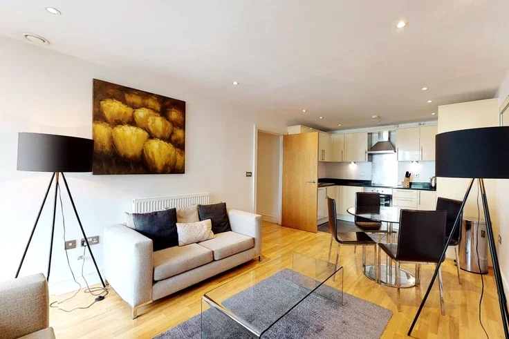 Flat Lincoln Plaza in Greater London