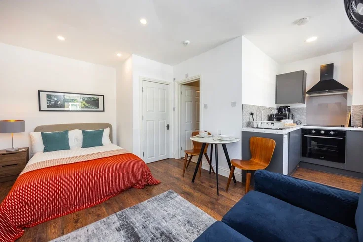 Flat Warwick Road in Greater London