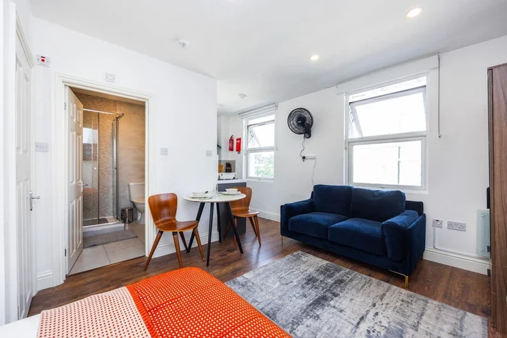 Flat Warwick Road in Greater London