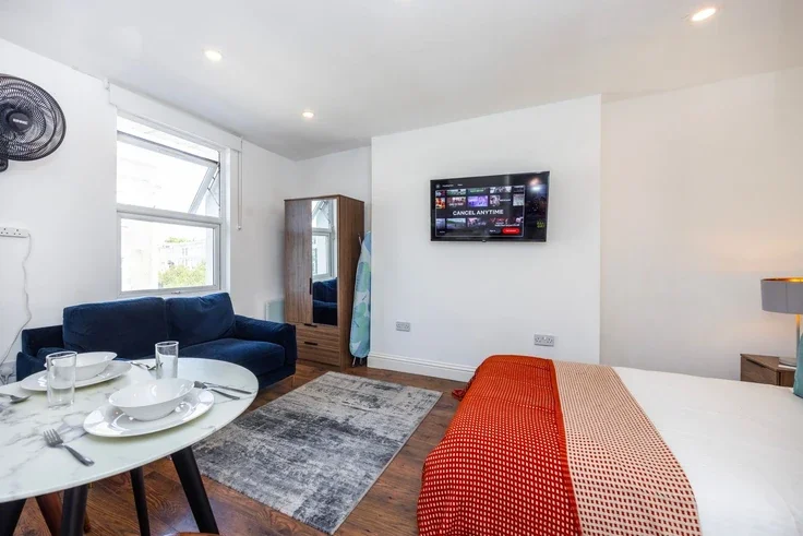 Flat Warwick Road in Greater London