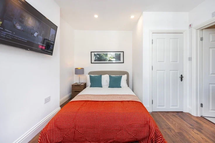 Flat Warwick Road in Greater London