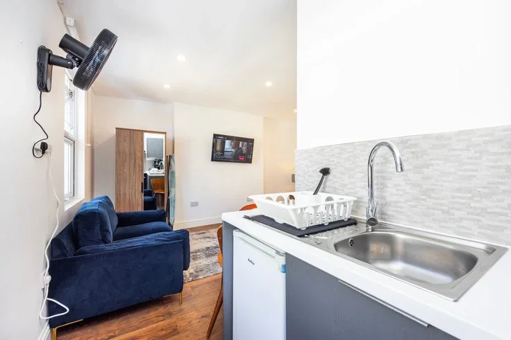 Flat Warwick Road in Greater London