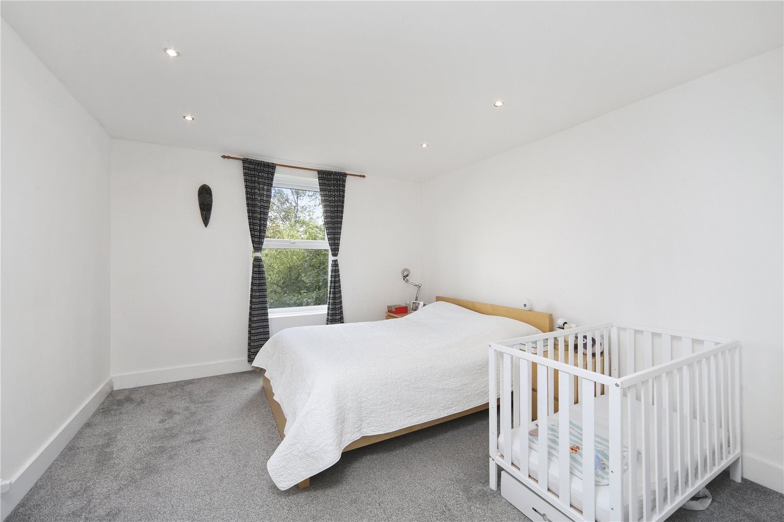 Flat Mount Ephraim Road in Greater London