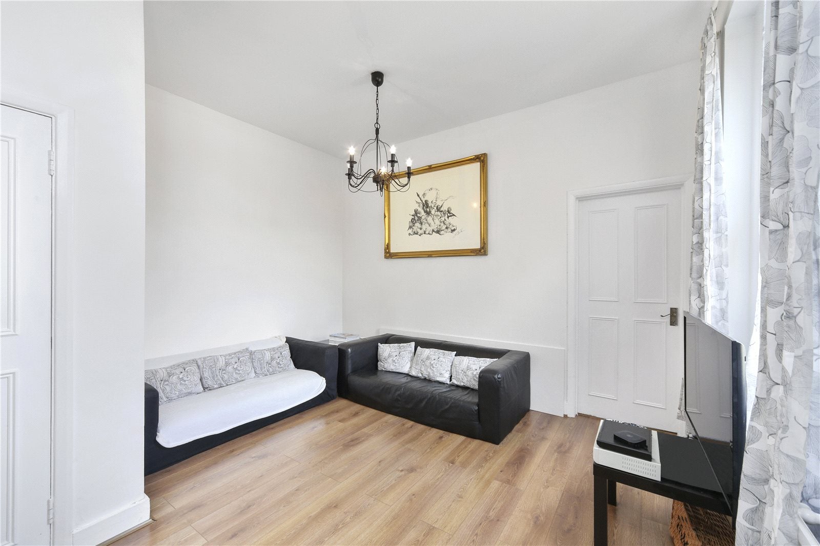 Flat Mount Ephraim Road in Greater London