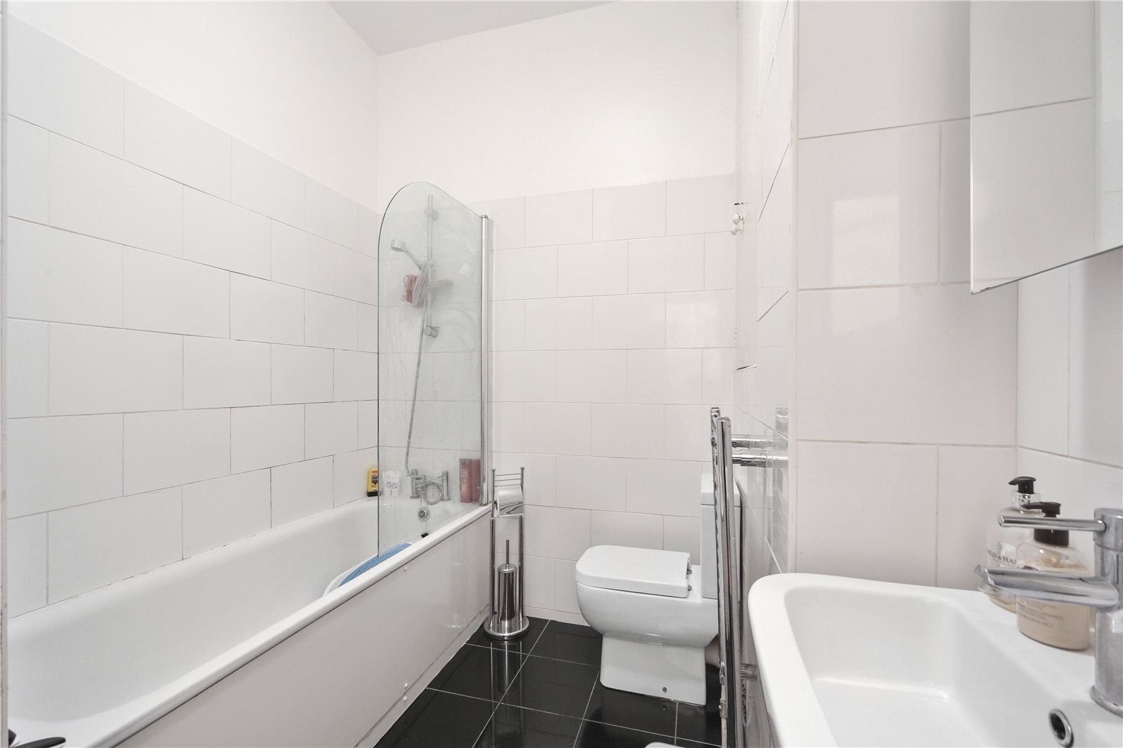 Flat Mount Ephraim Road in Greater London