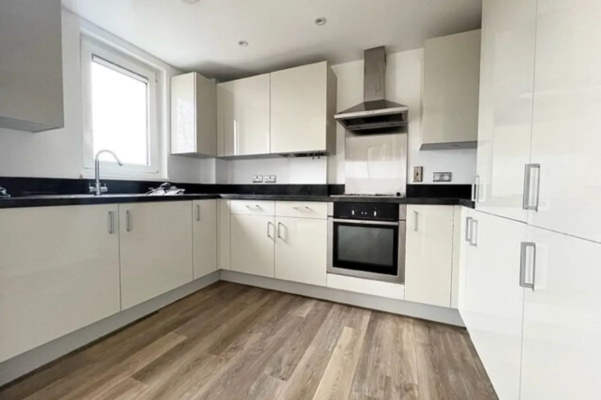 Flat West Green Drive in Crawley