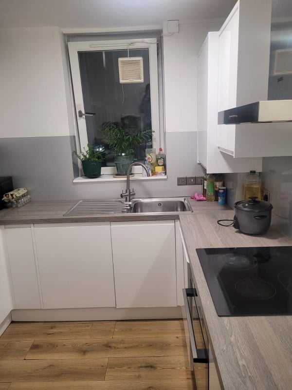 Room Avondale Square in Greater London