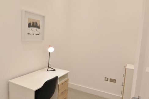 Flat Hayling Close in Slough