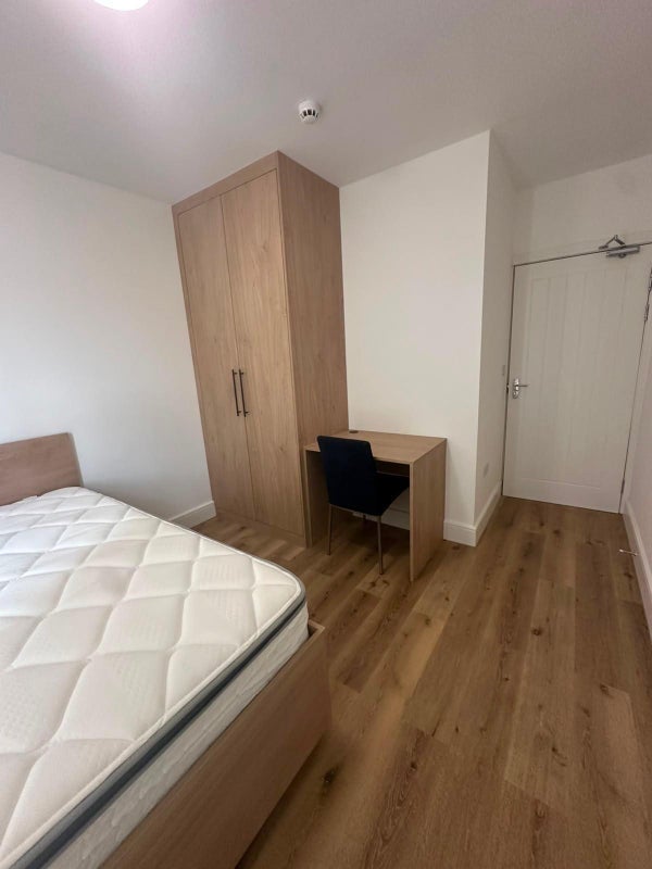 Room Diamond Road in Slough