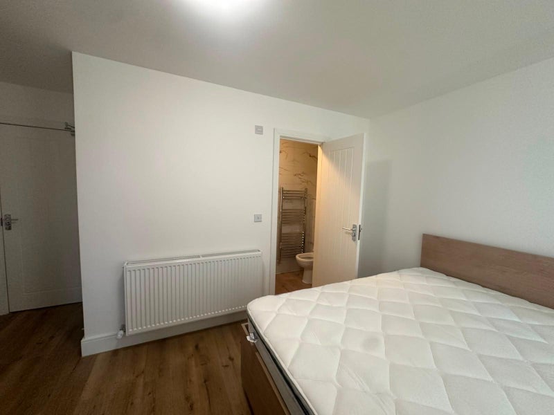 Room Diamond Road in Slough