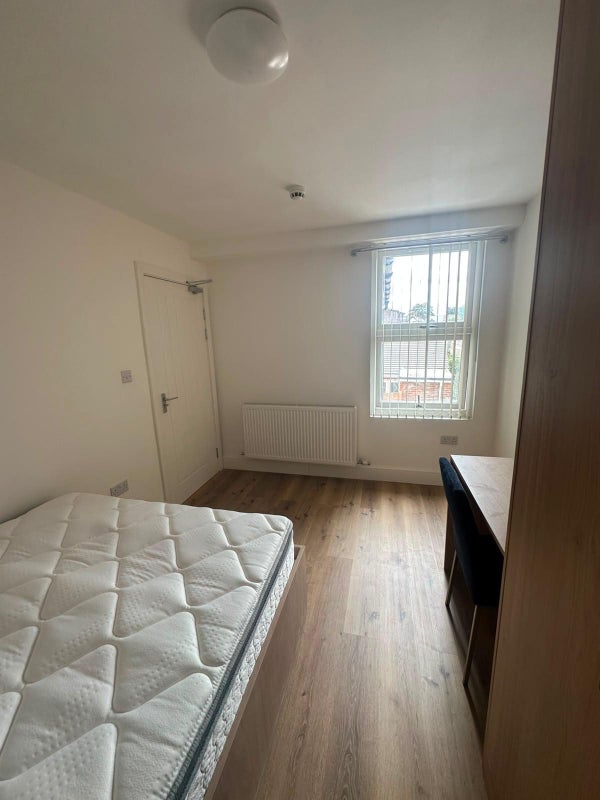 Room Diamond Road in Slough