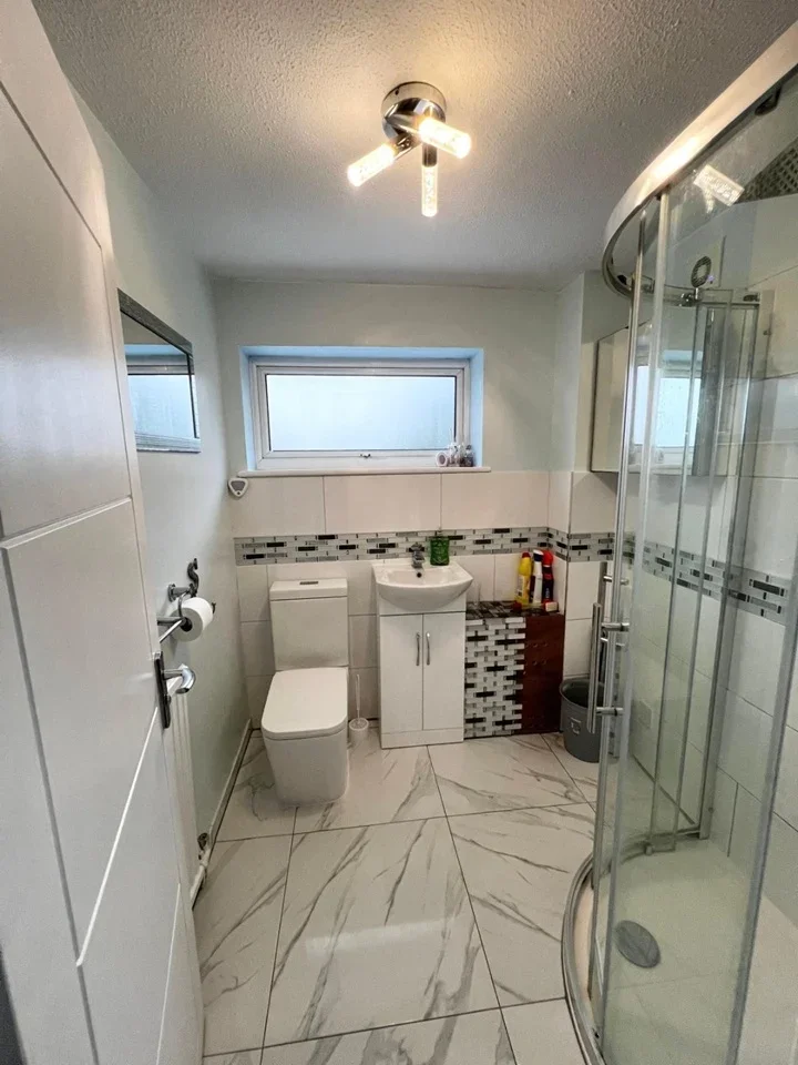 Room Sark Close in Greater London