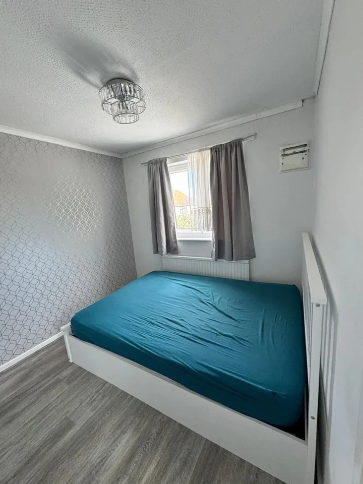 Room Sark Close in Greater London
