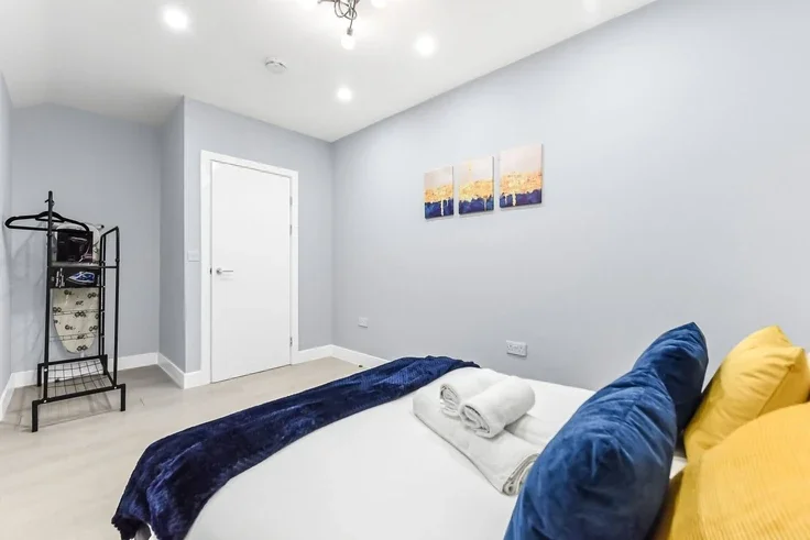 Flat Poynton Road in Greater London