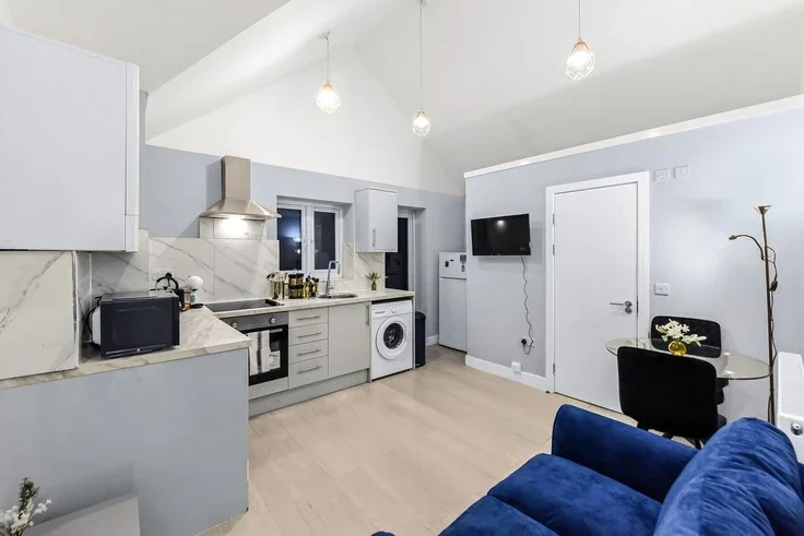 Flat Poynton Road in Greater London
