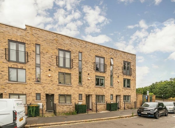 Flat Bazelgette Villas in London