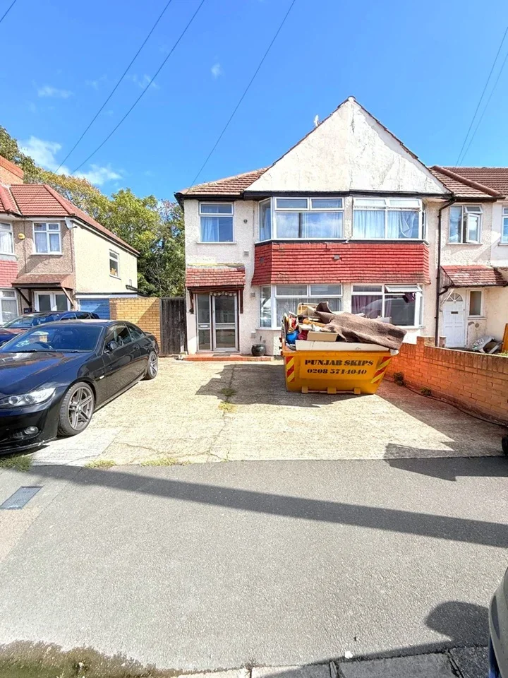 House Beeston Way in Greater London