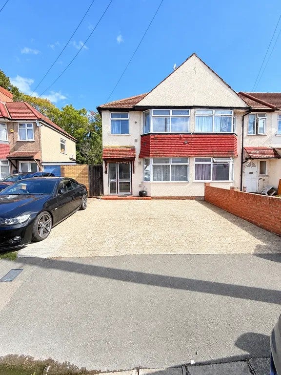 House Beeston Way in Greater London