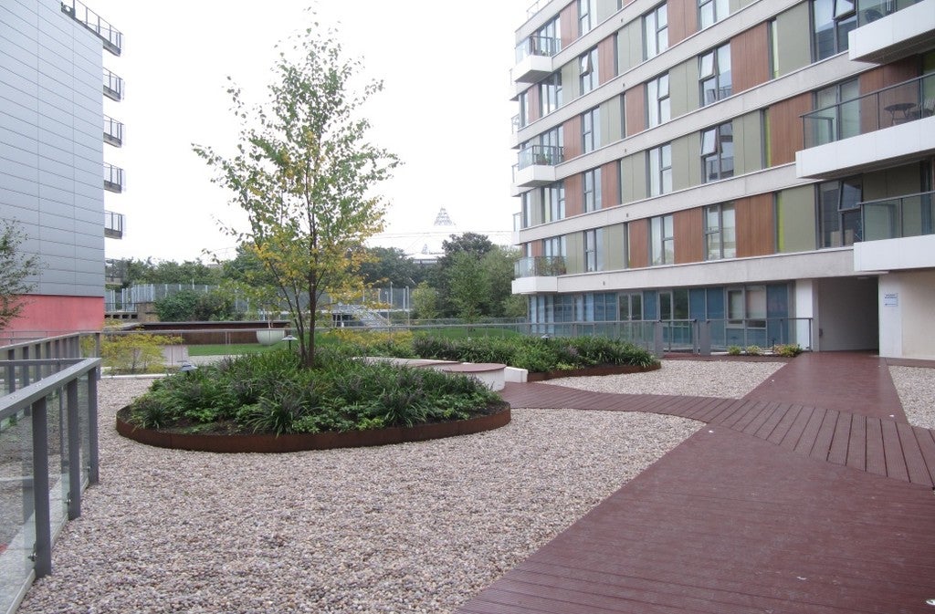 Flat Wick Lane in Greater London