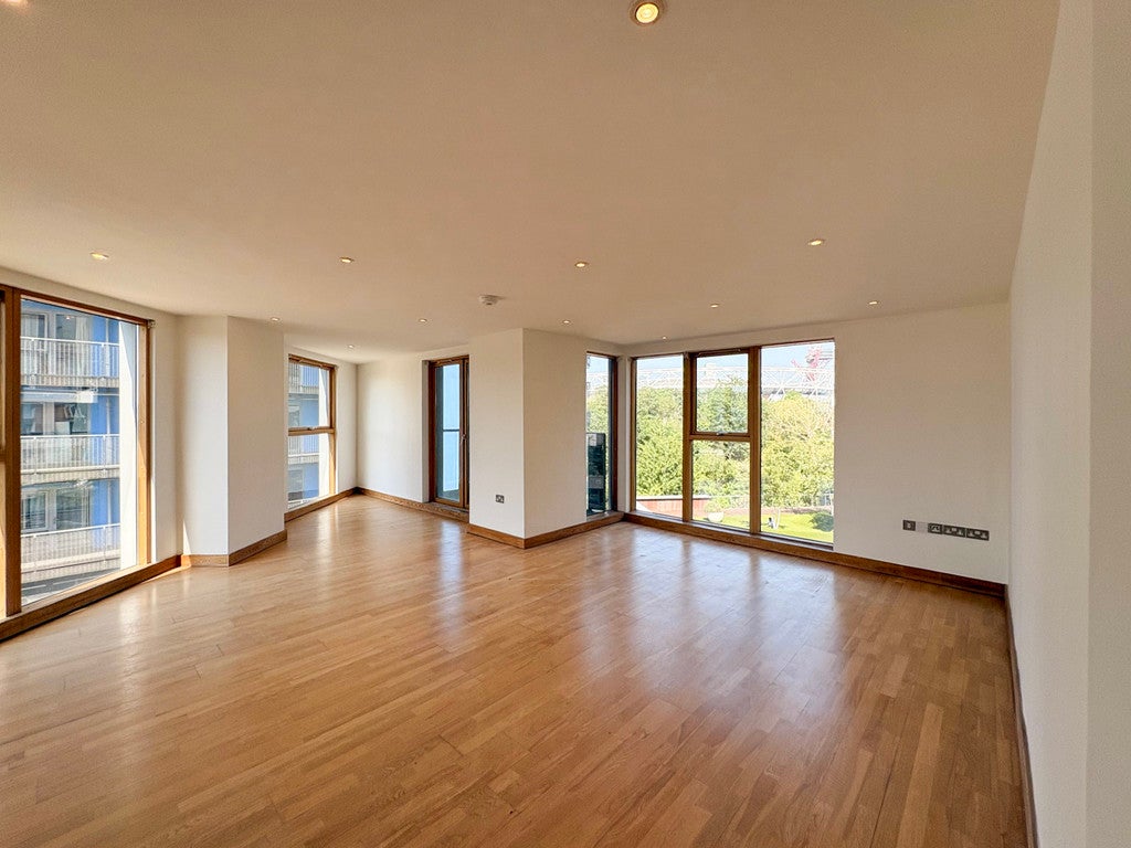 Flat Wick Lane in Greater London