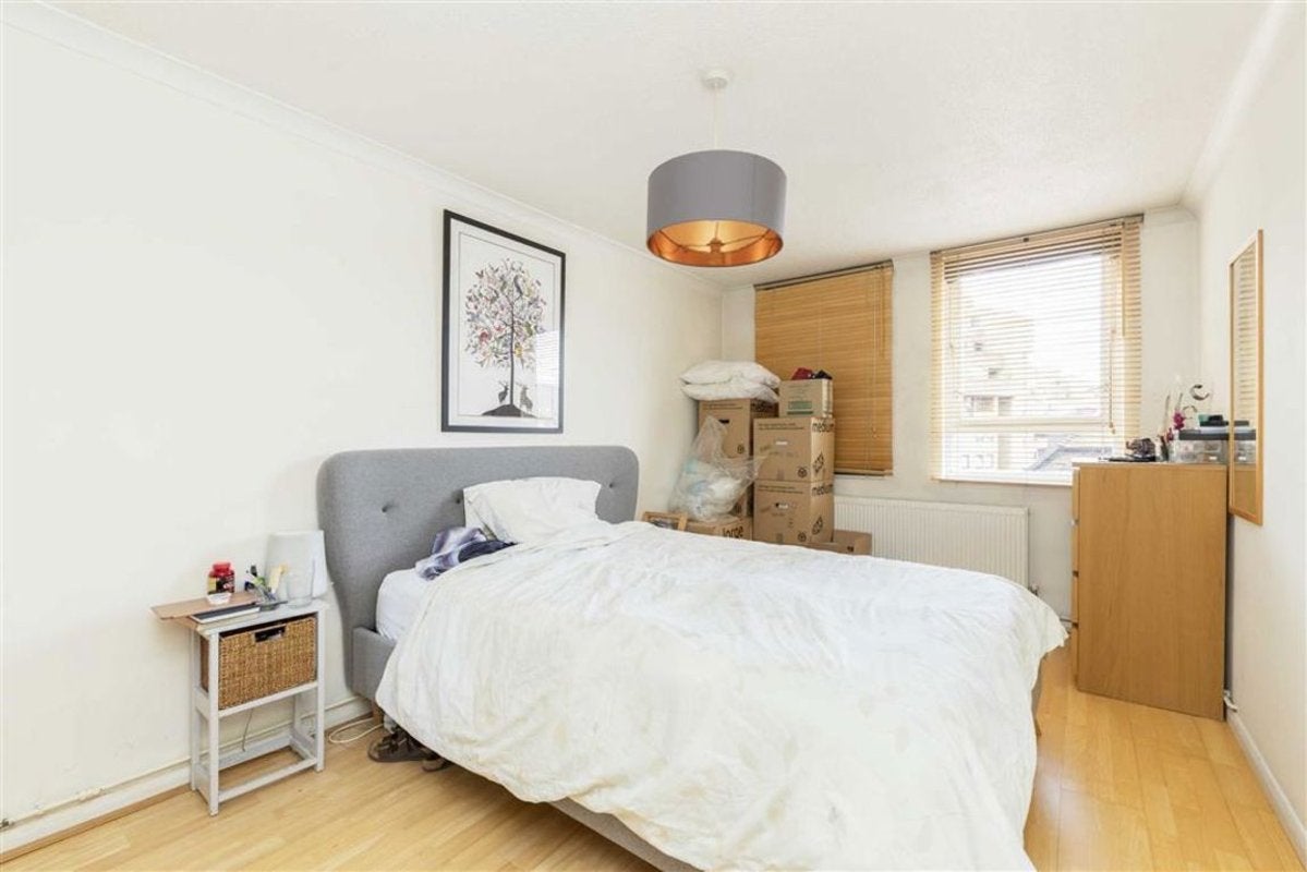 Flat Thomas More Street in Greater London