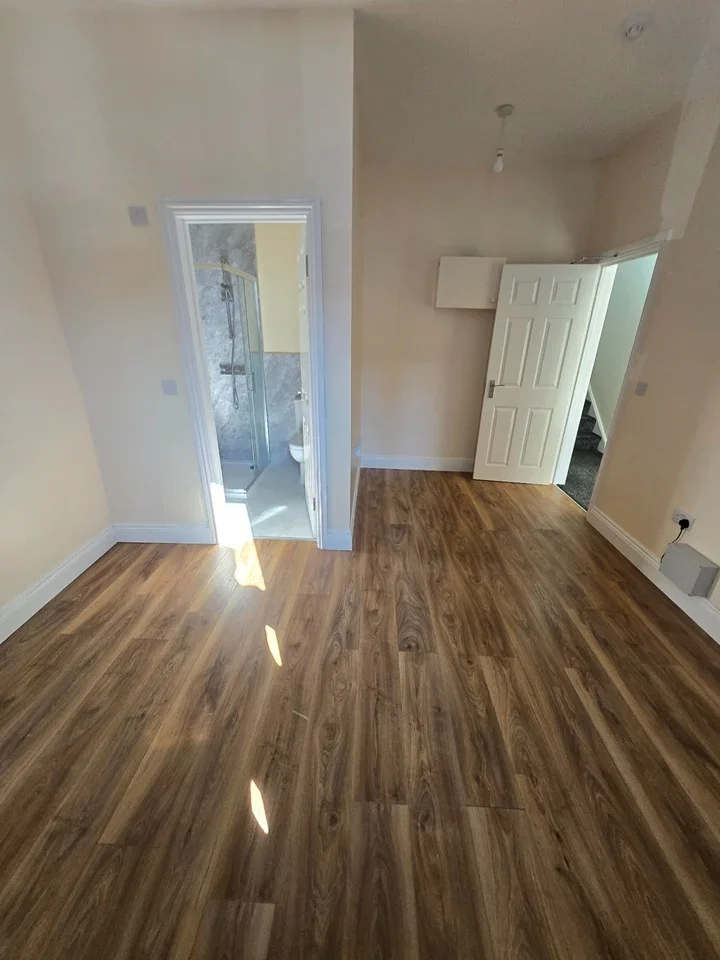Room Saxon Road in Greater London