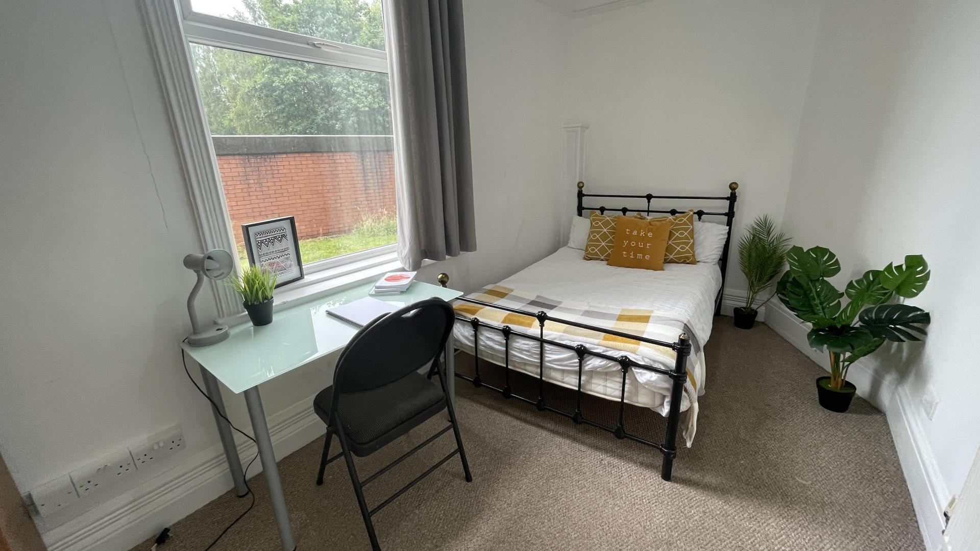 Room Saughall Road in Chester