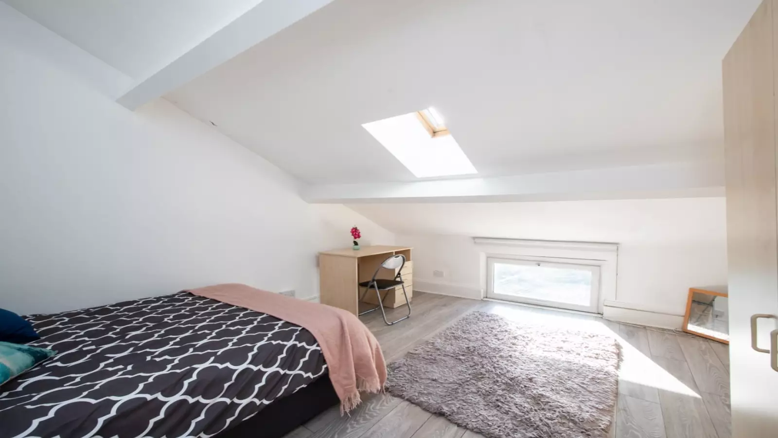 Flat Hazellville Road in Greater London