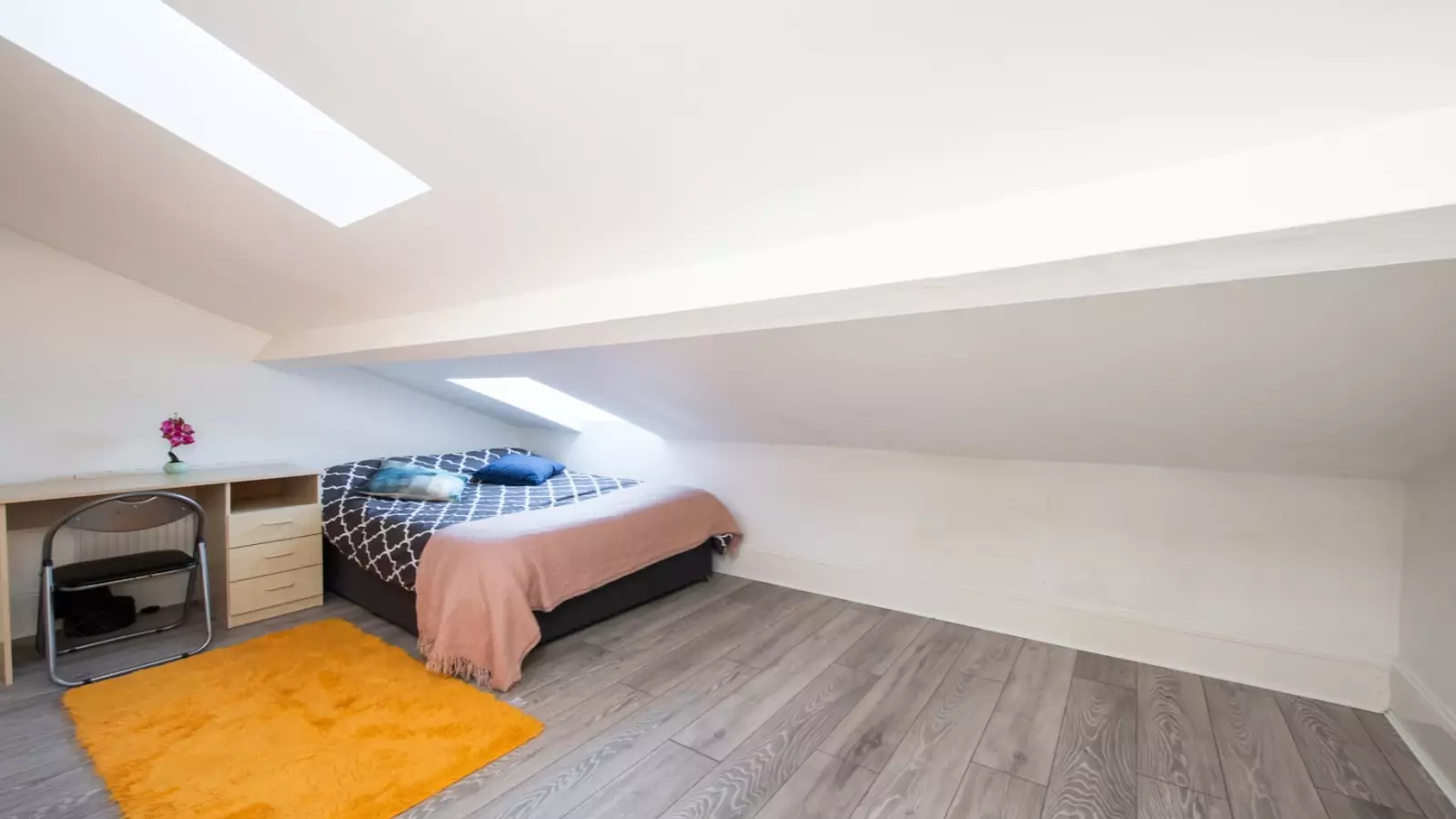 Flat Hazellville Road in Greater London