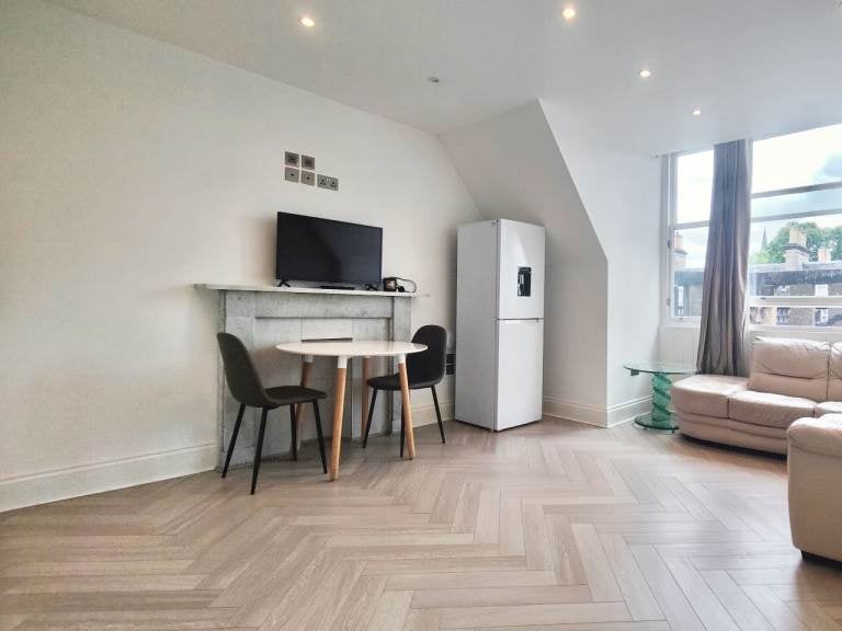 Flat Coates Gardens in City of Edinburgh