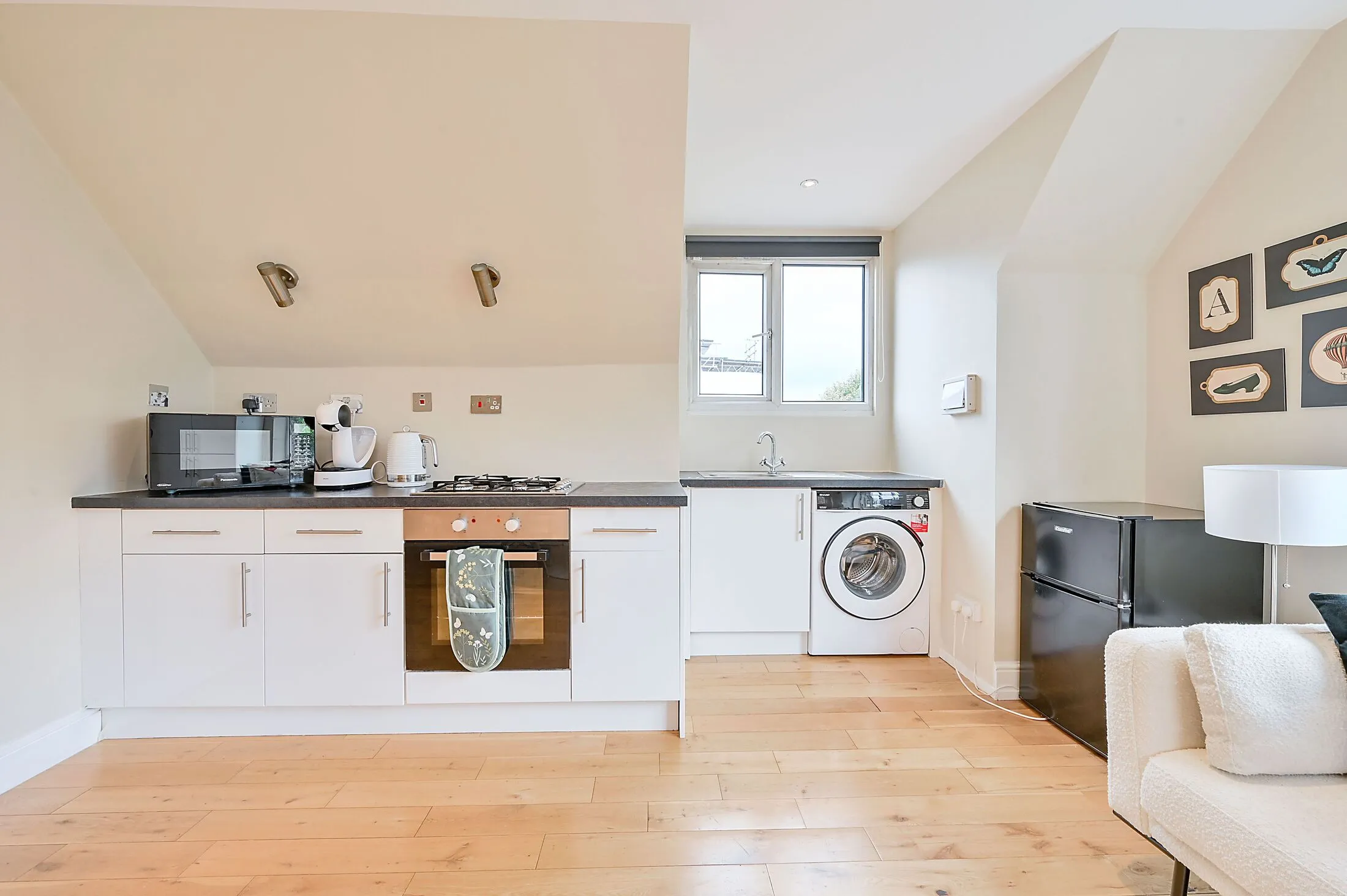 Flat Perryn Road in Greater London